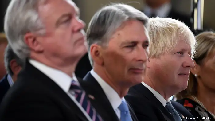 Florenz, David Davies, Philip Hammond und Außenminister Boris Johnson hören Großbritanniens Premierminister Theresa May zu