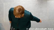 Bundeskanzlerin Angela Merkel (CDU) geht am 15.10.2013 in Berlin zu Sondierungsgesprächen mit Vertretern von Bündnis90/Die Grünen. Foto: Wolfgang Kumm/dpa | Verwendung weltweit