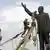 Američki vojnici pričvršćuju užad na statuu Sadama Huseina