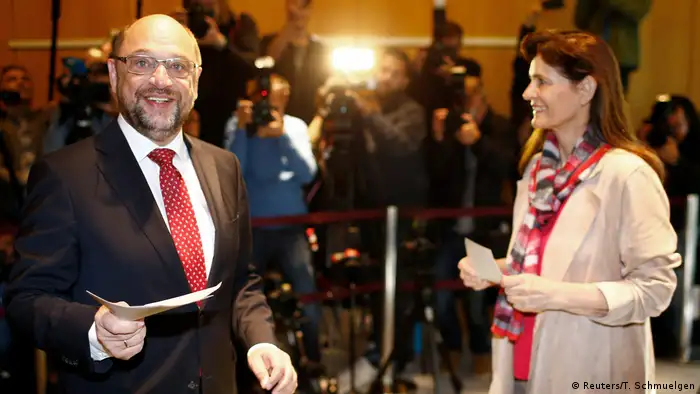 Würselen Martin Schulz im Wahllokal zur Bundestagswahl (Reuters/T. Schmuelgen)