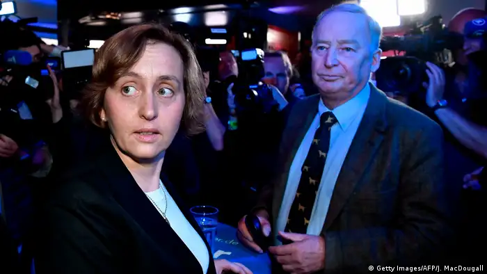 Aquí emiten su voto Beatrix von Storch y Alexander Gauland, del partido populista de derecha Alternativa para Alemania (AfD). Gauland es el candidato del AfD para estas elecciones. La propuesta de este partido en cuanto a inmigración es fija una cuota mínima de deportaciones por año. El Islam como unidad cultural religiosa no pertenece a Alemania, dijo Gauland.