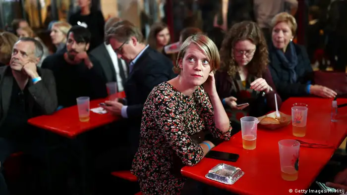 Los primeros pronósticos revelan un triunfo de los conservadores de la CDU con Angela Merkel. Según sondeos a boca de urna de este domingo (24.09.2017), la CDU sigue siendo la mayor fuerza política en Alemania, y los socialdemócratas liderados por Martin Schulz (SPD) se quedarían, según estas previsiones, con un 20 por ciento de las preferencias, su peor resultado histórico desde 1949. 