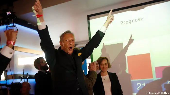 En la foto, Armin-Paul Hampel, del partido nacionalista de derecha AfD, celebra el resultado obtenido: un 13,5 por ciento de los votos de los alemanes, que convierte a ese partido en la tercera fuerza política del país.