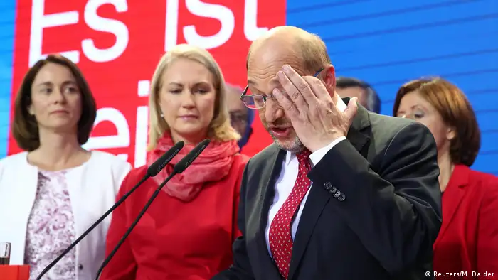 Tras sufrir el peor resultado histórico en las elecciones generales en Alemania, la cúpula del Partido Socialdemócrata Alemán (SPD) decidió de forma unánime no volver a gobernar con la Unión Cristianodemócrata (CDU) de la canciller Angela Merkel y pasar a la oposición. En la foto, el candidato socialdemócrata, Martin Schulz en su primer discurso al darse a conocer los resultados de boca de urna.