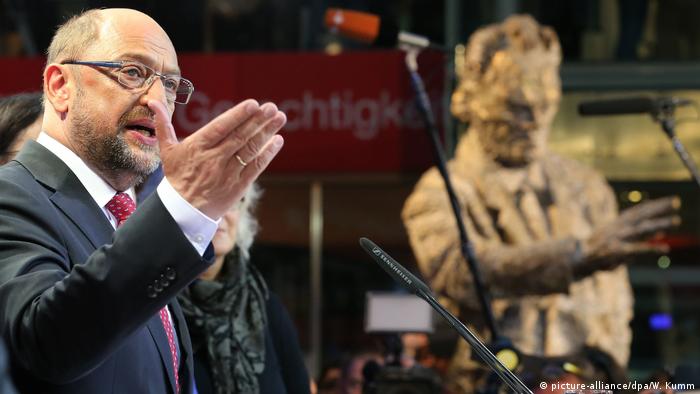 Bundestagswahl 2017 | SPD - Martin Schulz vor Statue Willy Brandt