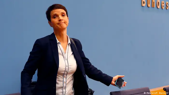 Deutschland Bundestagswahl Frauke Petry verlässt die PK