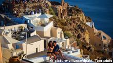 29.06.2017
Touristen machen am 29.06.2017 auf der Insel Santorin bei Oia (Griechenland) ein Selfie im Sonnenuntergang. Den Menschen in Griechenland macht eine Hitzewelle schwer zu schaffen. (zu dpa-Berichterstattung über die Hitzewelle in Griechenland vom 01.07.2017) Foto: Angelos Tzortzinis/dpa +++(c) dpa - Bildfunk+++ | Verwendung weltweit