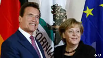 Angela Merkel und Arnold Schwarzenegger vor der Eröffnungsfeier der CeBIT 2009