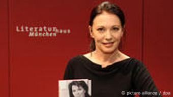 Iris Berben mit ihrem neuen Buch in München Frauen bewegen die Welt (10.02.09)