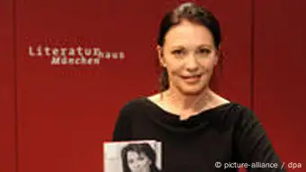 Iris Berben mit ihrem neuen Buch in München Frauen bewegen die Welt (10.02.09)