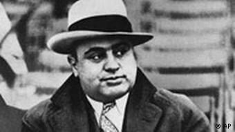 Al Capone bei einem American Football Spiel