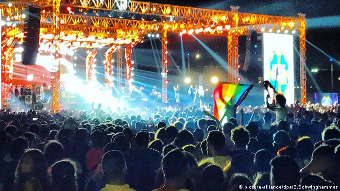 Egypt Rainbow Lgbt Flag At Cairo Concert Leads To Several Arrests News Dw 26 09 2017