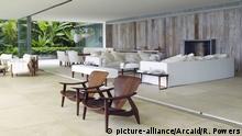 Innenarchitektur: Terrasse und Luxus-Wohnzimmer mit Schiebetüren aus Glas (picture-alliance/Arcaid/R. Powers)