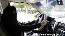 Saudi Arabien Verschleierte Frau in einem Auto in Riad (picture-alliance/dpa/EPA/Str)