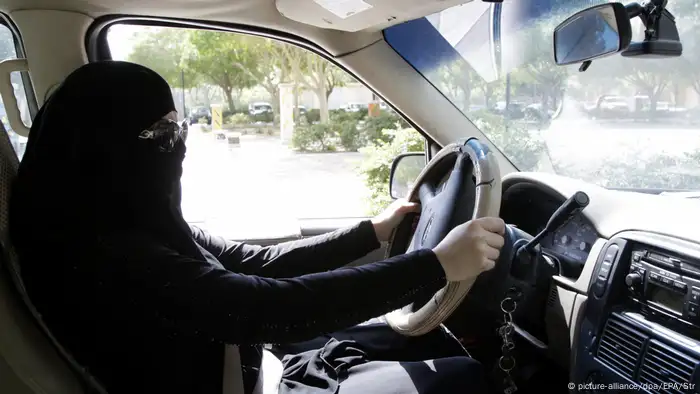 Saudi Arabien Verschleierte Frau in einem Auto in Riad (picture-alliance/dpa/EPA/Str)