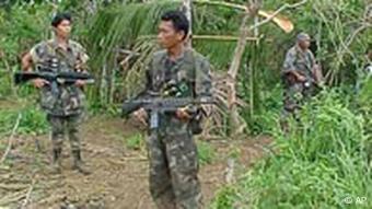 Bewaffnete philippinische Soldaten bei der Terroristenbekämpfung auf den Philippinen (Foto: AP)