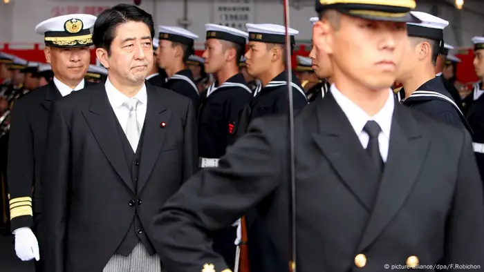 Japan, Premierminister, Shinzo Abe (picture-alliance/dpa/F.Robichon)
