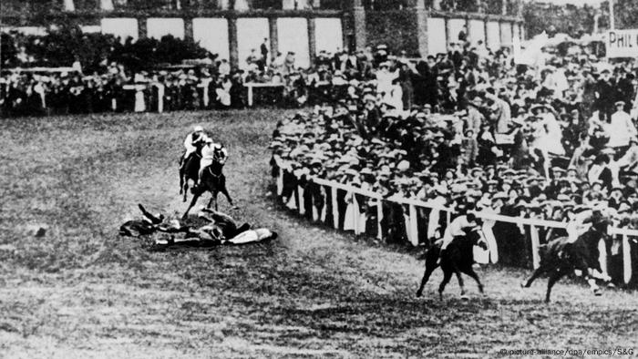 UK suffragette Emily Davison lying on the ground on the racetrack (dpa / empics)