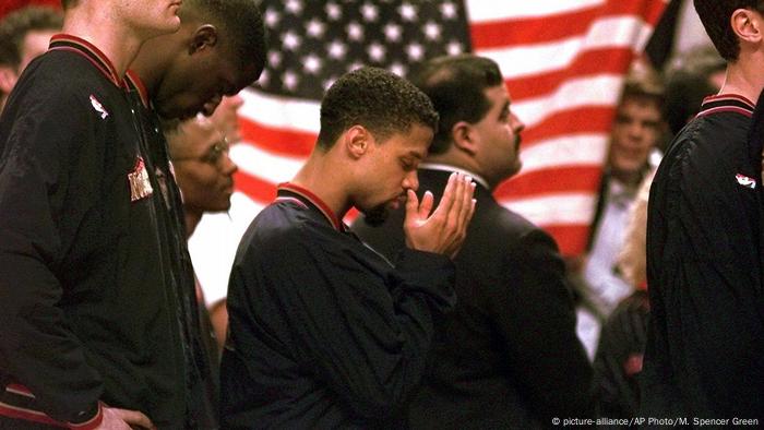 USA protest by Mahmoud Abdul-Rauf (picture-alliance/AP Photo/M. Spencer Green)