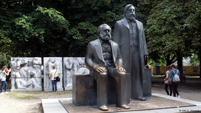 Deutschland Denkmal in Berlin Marx und Engels (DW/A. Hreczuk)