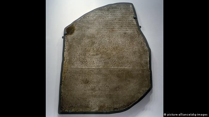 صورة لحجر رشيد حيث تظهر الكتابة الهيروغليفية.