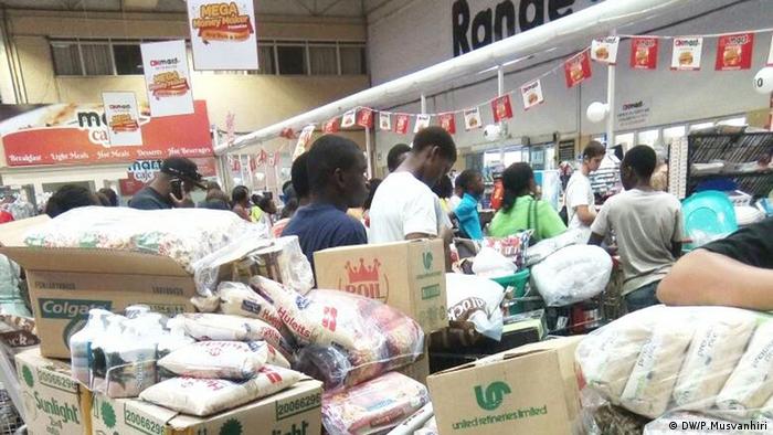 People stocking up on food in a supermarket in Zimbabwe (photo: DW/P.Musvanhiri)