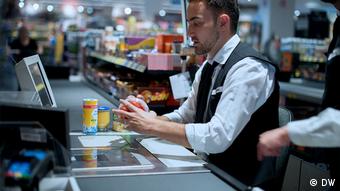 In der Ausbildung im Supermarkt lernen Verkäufer auch das richtige Kassieren.