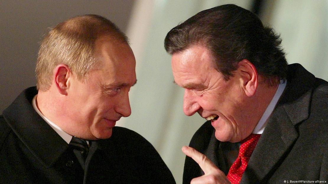 Zwei Männer neigen sich freundlich lächelnd zueinander: Ex-Bundeskanzler Gerhard Schröder und der russische Präsident Wladimir Putin