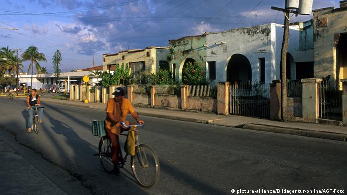 Kuba Santa Clara Leute auf Fahrrad (picture-alliance/Bildagentur-online/AGF-Foto)