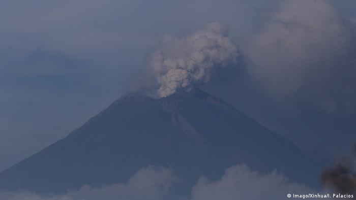 Volcán Popocatepetl en erupción.