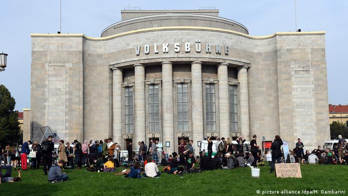 Deutschland Berlin Polizei in besetzter Volksbühne