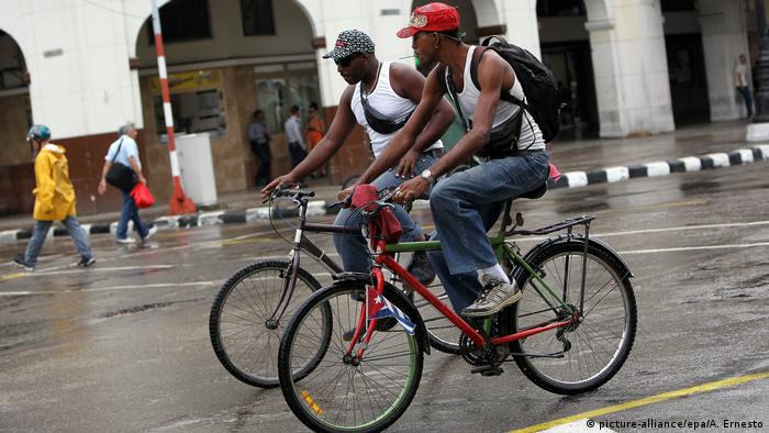 Kuba fährt Rad (picture-alliance/epa/A. Ernesto)