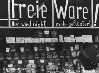 Ein Lebensmittelladen in Berlin-Kreuzberg wirbt nach der Währungsreform 1948 mit dem Spruch Freie Ware - Hier wird nicht mehr geflüstert
