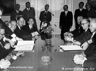 Am Morgen des 10.9.52 wurde im kleinen Empfangssaal des Luxemburger Stadthauses das deutsch-israelische Wiedergutmachungsabkommen von Bundeskanzler Konrad Adenauer und dem israelischen Außenminister Moshe Sharett unterzeichnet