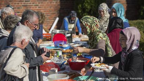 Tag der offenen Moschee in Berlin (picture-alliance/dpa/H. Hanschke)