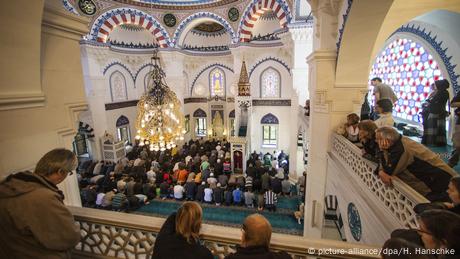 Tag der offenen Moschee in Berlin (picture-alliance/dpa/H. Hanschke)