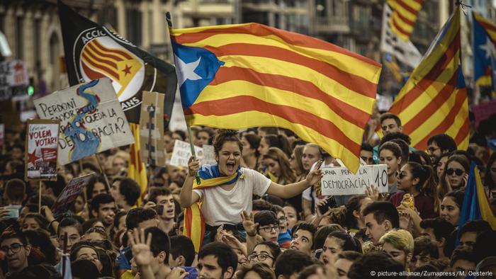 Muchos jóvenes manifestantes con banderas catalanas