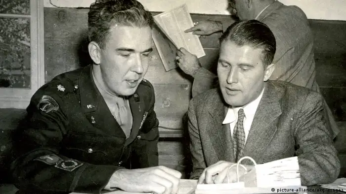 Physiker Wernher von Braun mit US-Major James P. Hamill in den USA (Foto: picture-alliance/akg-images)
