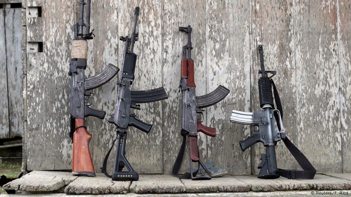 Foto de archivo de armas largas en Colombia