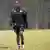 Daniel Chitsulo läuft in dunkler Trainingskleidung über das Fußballfeld.