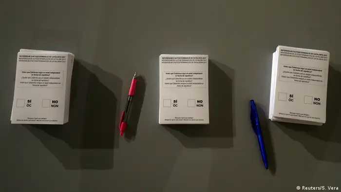 Spanien Referendum Katalonien Stimmzettel (Reuters/S. Vera)