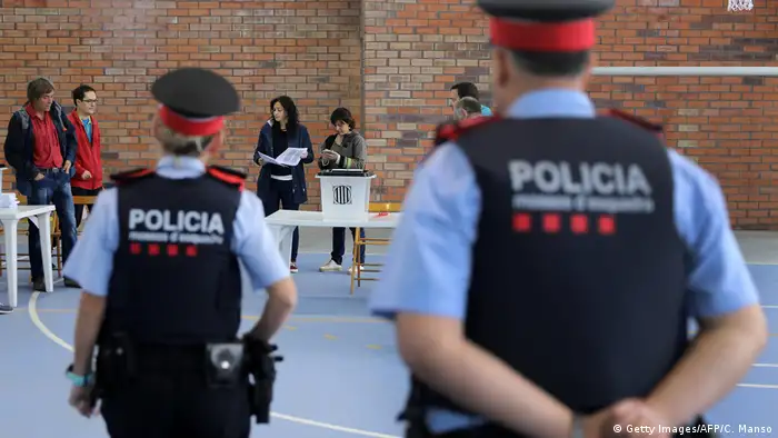 Spanien Referendum Katalonien Polizei (Getty Images/AFP/C. Manso)