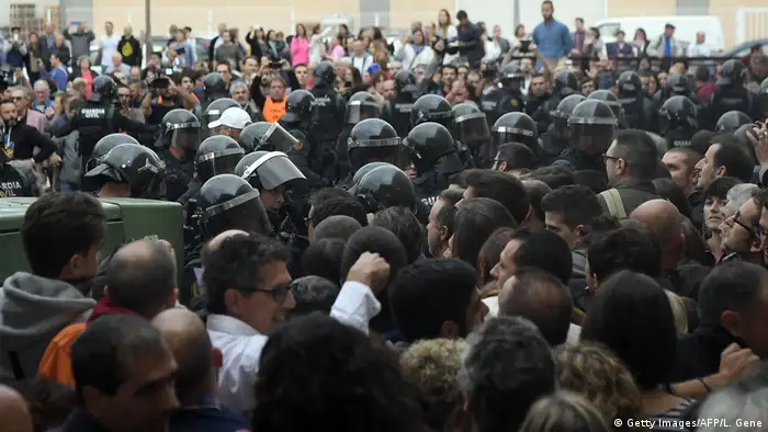 Spanien Referendum Katalonien Polizei (Getty Images/AFP/L. Gene)