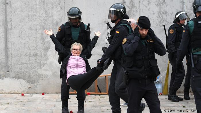 Spanien Referendum Katalonien Polizei (Getty Images/D. Ramos)
