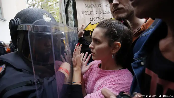 Spanien Referendum Katalonien Polizei (Getty Images/AFP/P. Barrena)