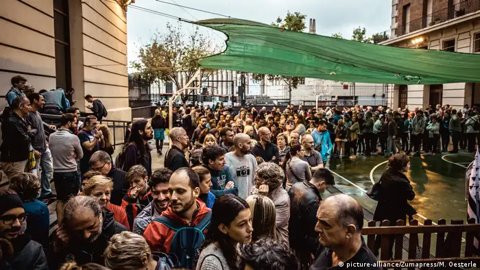 Spanien Referendum Katalonien (picture-alliance/Zumapress/M. Oesterle)