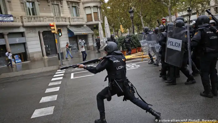 Spanien Katalonien Unabhängigkeits-
Referendum Poilzei schreitet ein (picture-alliance/AP Photo/E. Morenatti)