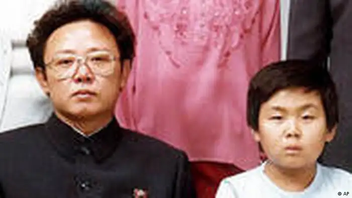 Familienfoto Nordkorea Kim Jong Il mit Frau Tochter und Söhnen 1981 (AP)