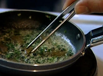 Laborfleisch in der Pfanne (Foto: NDR)