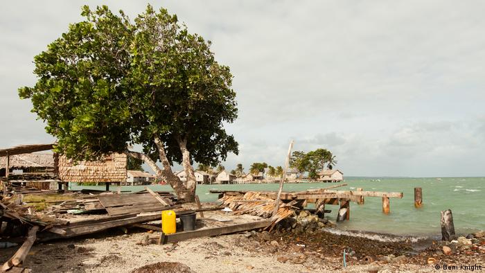 Salomon-Inseln, zerstörtes zu Hause am Wasserrand (Beni Knight)